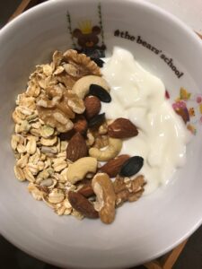 くるみ&アーモンドグラノーラヨーグルト