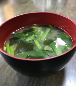 小松菜とわかめの味噌汁