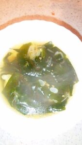 簡単おいしい焼肉屋さんのわかめスープ