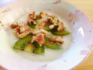 キウイとくるみのヨーグルト