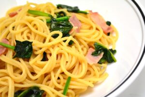 ＜定番＞ほうれん草とベーコンのバター醤油パスタ
