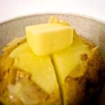 皮がラップ☆レンジで簡単じゃがバター♪