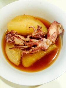 ことことおいしい味がしみたヒイカとダイコンの煮物