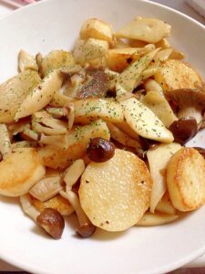 長芋とキノコのバターソテー＼(-o-)／