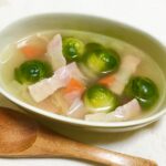 芽キャベツとベーコンの人参玉ねぎコンソメスープ♡