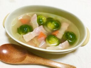 芽キャベツとベーコンの人参玉ねぎコンソメスープ♡