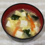 豆腐と玉ねぎ人参わかめのかき玉スープ