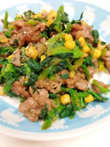 簡単！牛肉＋ほうれん草＋コーン缶のオイスター炒め♪