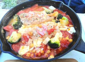 キャンプ飯 鶏胸肉のトマト煮込み