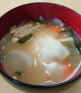 お正月の残りのお餅活用！餅入り味噌汁