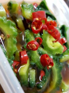 おつまみや箸休めにピリ辛ゴーヤのお浸し