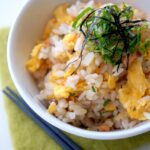 簡単・混ぜるだけ♪焼き鮭フレークの卵入り香味ごはん