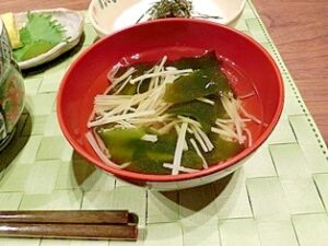 えのきとわかめのすまし汁
