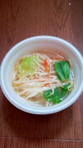 もやしとキャベツとにんじんとチンゲン菜の中華スープ