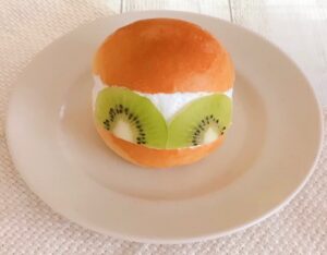 キウイとチーズクリームのマリトッツォ♡