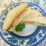 豆とトマトとツナのサンドイッチ