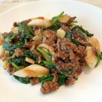 牛肉とつるむらさきの甘辛炒め