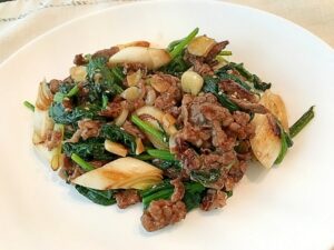 牛肉とつるむらさきの甘辛炒め