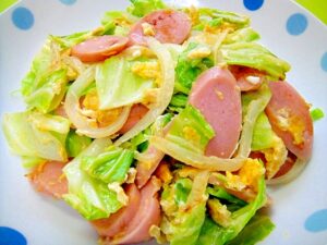 キャベツと魚肉ソーセージ玉ねぎの卵炒め