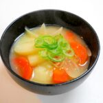 根菜さん集合！じゃがいもと人参と玉ねぎの味噌汁