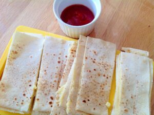 チーズのケサディーヤと簡単トマトソース