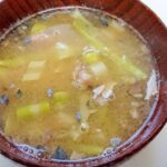 ねまがりたけとサバ缶で味噌汁
