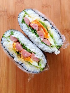 簡単☆目玉焼きとウインナーのおにぎらず♪