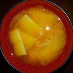 シンプルで美味、じゃがいもと玉ねぎのみそ汁