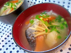 北海道旨みたっぷり♪鮭のアラで三平汁* 味噌仕立て
