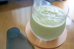 美肌をゲット！アボカド＆キウイのグリーンスムージー