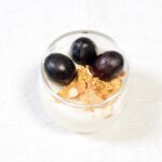 簡単⭐ナッツとぶどう入りヨーグルト