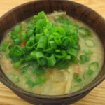 栄養たっぷり酒粕の味噌汁（具だくさんな粕汁）
