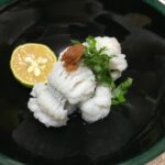 さっぱりと食べるハモの湯引き