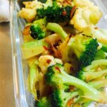 ブロッコリーとカリフラワーのピリ辛カレー炒め