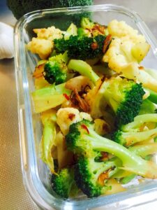 ブロッコリーとカリフラワーのピリ辛カレー炒め