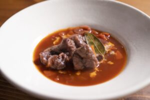 自宅で簡単！！鹿肉の赤ワイン煮込み