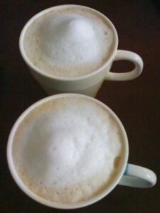 泡だて器でふわふわカプチーノ