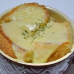 オーブン不用！レンジで簡単オニオングラタンスープ