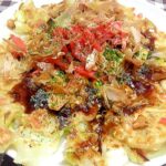 シーフードミックスを入れたお好み焼き