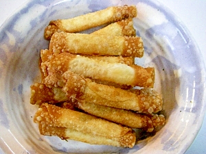 簡単！　カリカリ☆　竹輪＆明太子の餃子の皮巻き♪