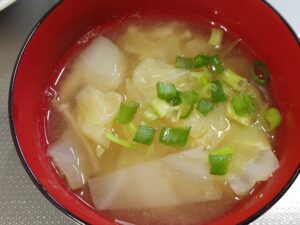春キャベツとえのきの味噌汁